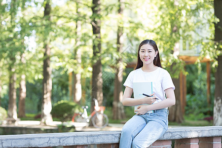 校园里室外正在学习的女生图片