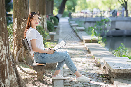 坐在树下看书的女生图片