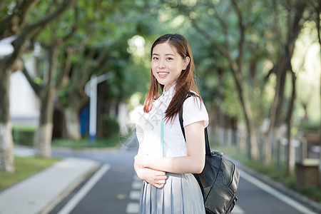 大学校园林荫道上的同学图片