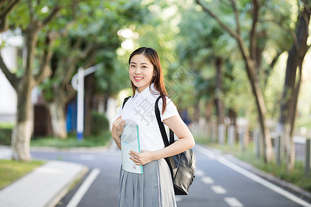 上找女人素材大学校园林荫道上的同学背景