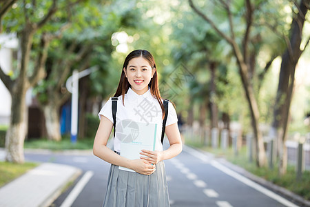 大学校园林荫道上的同学图片