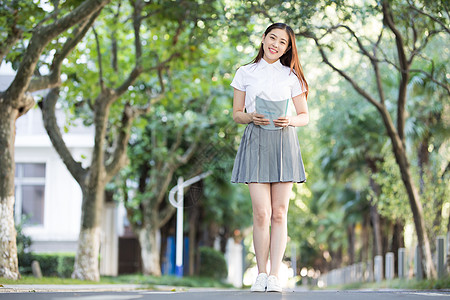 拿着课本准备去上课的大学生图片