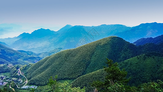 远眺青翠的山脉背景图片