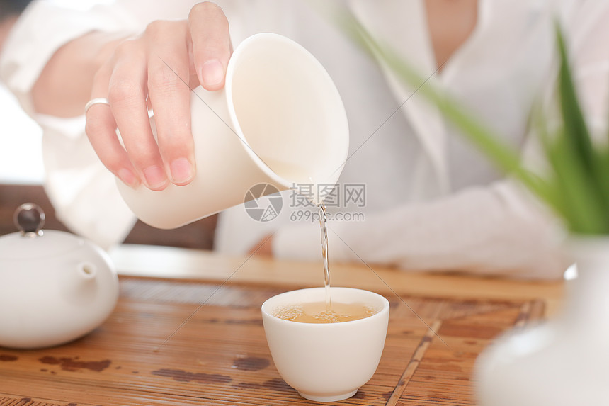 模特白瓷茶海倒茶图片