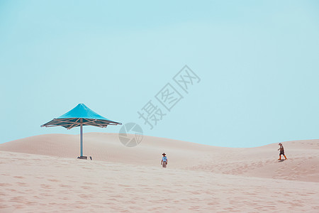 沙漠上的遮阳伞背景图片