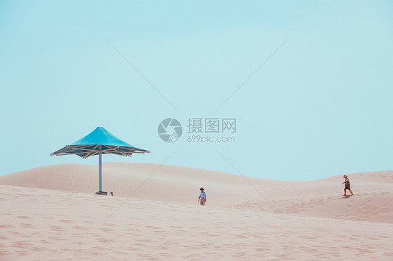 沙漠上的遮阳伞图片