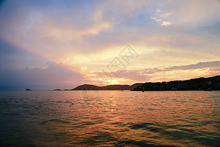 太阳下山夕阳下的海景背景