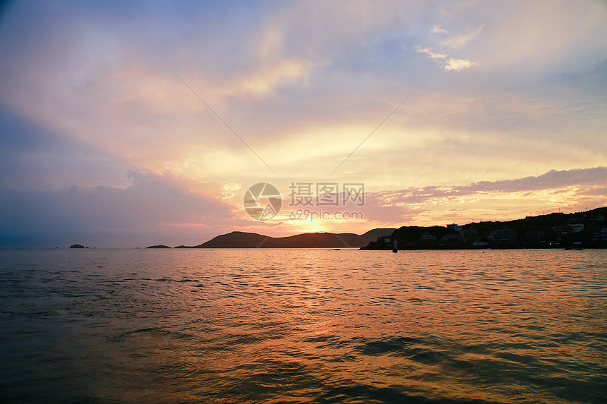 夕阳下的海景图片