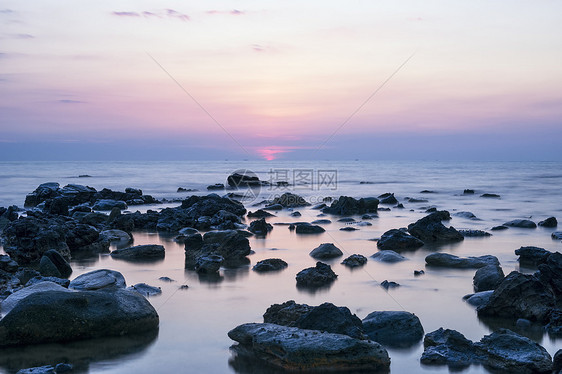 礁石海滩日落图片