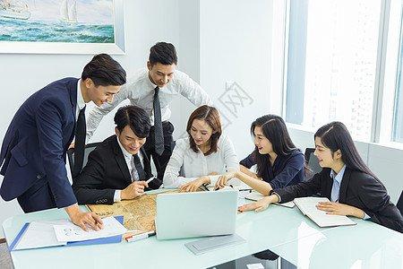 商务男士侧面商务团队会议讨论背景