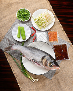 鱼和烹饪的食材图片