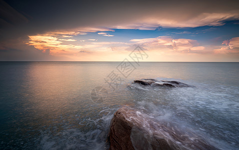 海边家唯美的海上风光背景