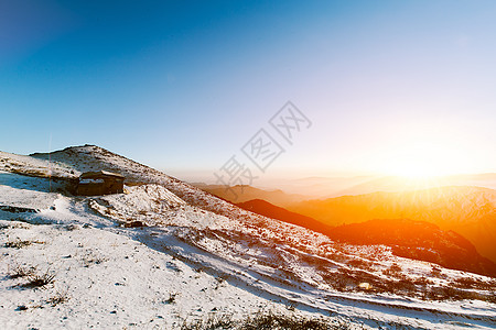 冬季的高原分光冬季雪山的日出背景