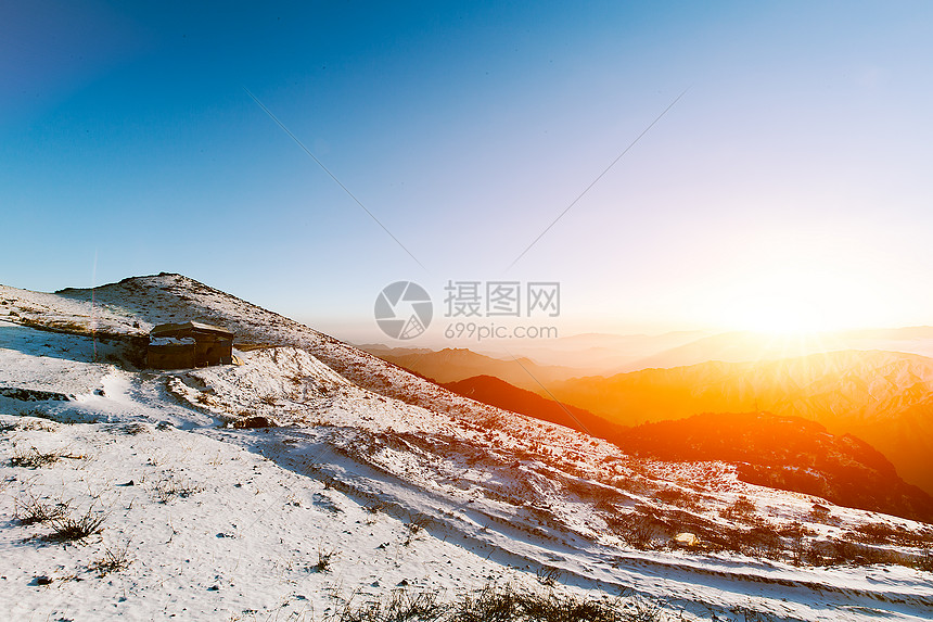 冬季雪山的日出图片