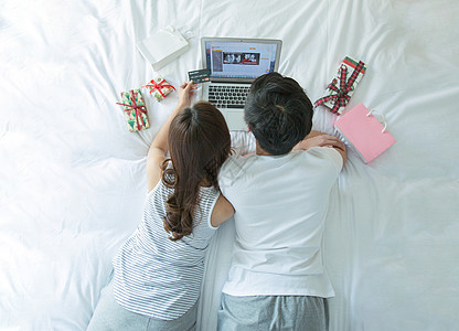 年轻情侣在床上网购图片