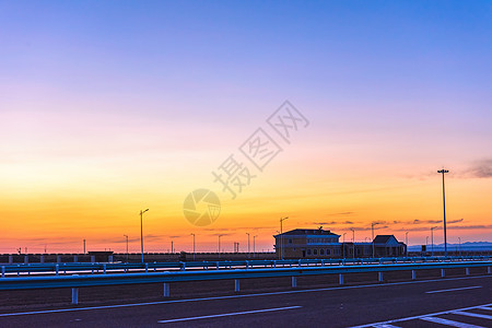 高速公路护栏京新高速晚霞美景背景