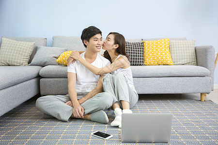 年轻情侣在客厅玩电脑图片