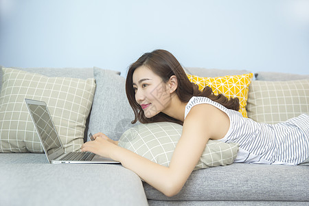 年轻女子在沙发上网购图片