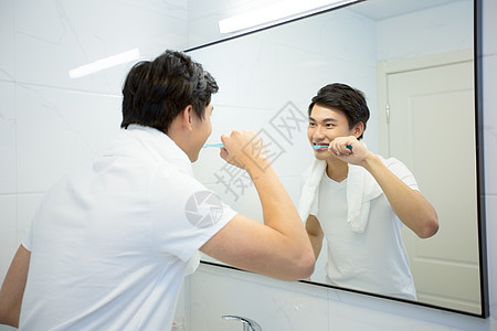 年轻男性在浴室刷牙背景图片