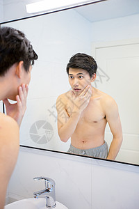 年轻男子在浴室护肤图片