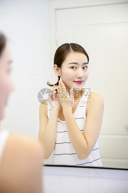 年轻女子在浴室护肤图片