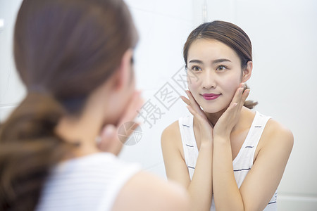 年轻女子在浴室护肤高清图片