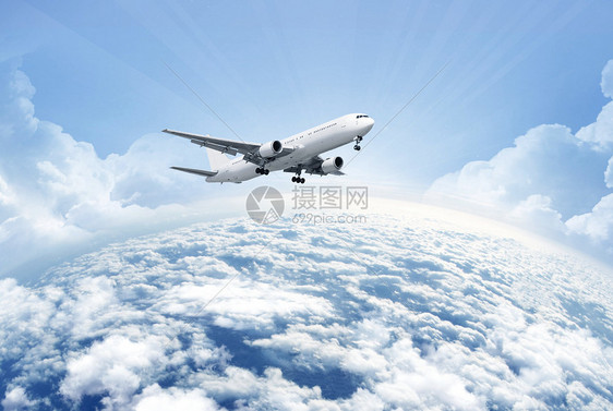 云端上的航空运输机图片