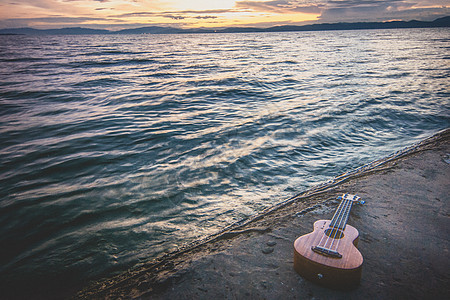 海边的吉他图片