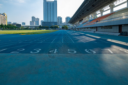 校园操场跑道图片