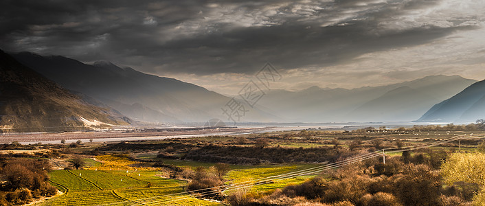 俯瞰麦田雅鲁藏布江的晨曦背景