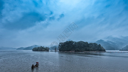 浙江浦江雨雾中的小船图片