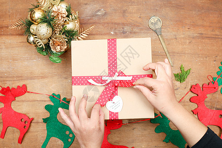 金色标签双手打开圣诞礼盒背景
