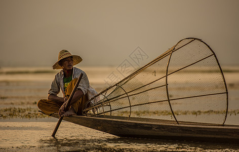 缅甸茵莱湖渔夫捕鱼风光图片