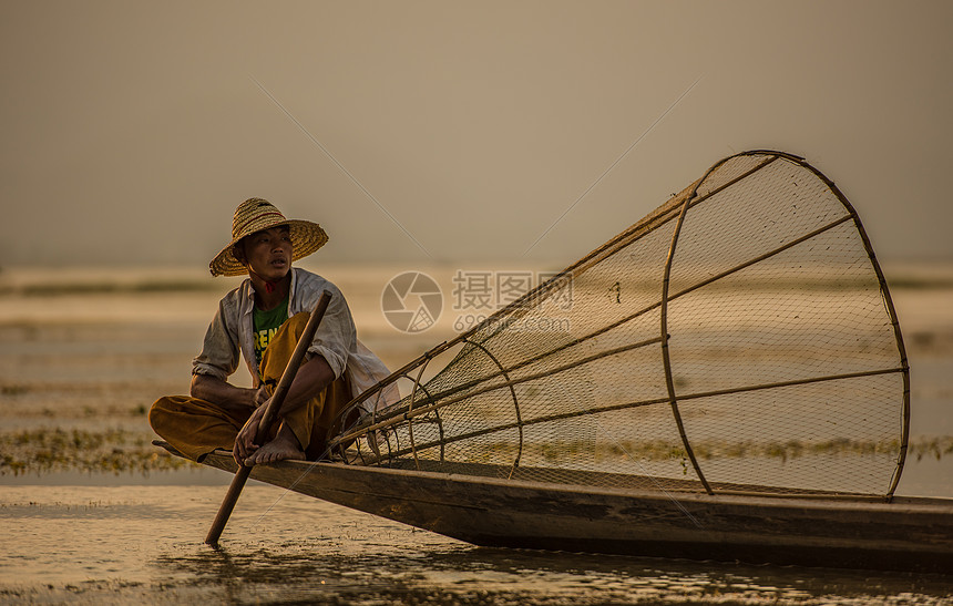 缅甸茵莱湖渔夫捕鱼风光图片