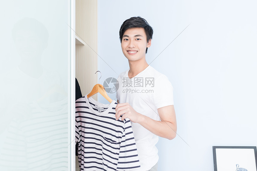 打开衣柜拿衣服换衣服的男士图片