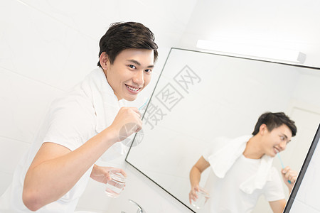 正在刷牙的男士图片