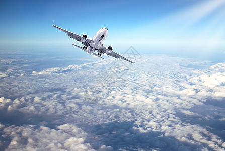 云端上的航空运输机图片