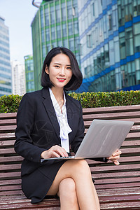 用电脑的商务女士图片