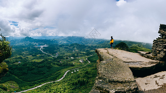 高山攀登攀登高山远眺远方的人背景