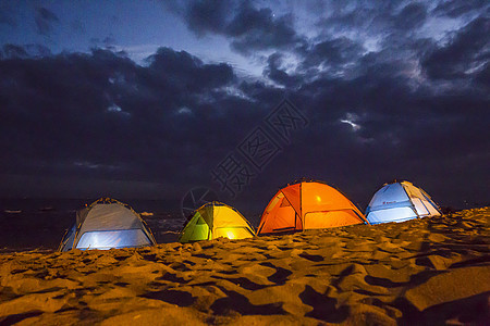 夜晚下的帐篷背景图片