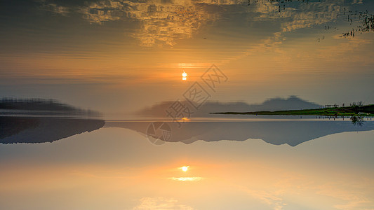 湖面日出倒影图片
