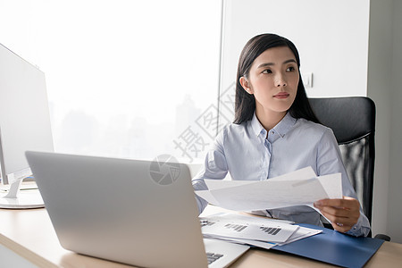 正在工作打电脑的商务人士职场女性图片