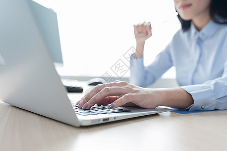 商务人物女正在打字使用电脑工作手部特写背景