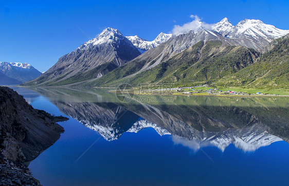 雪山湖泊图片