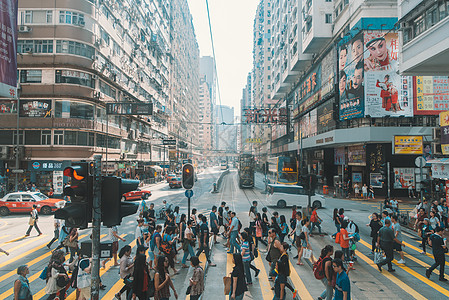 城市红绿灯繁华香港街头的人流背景