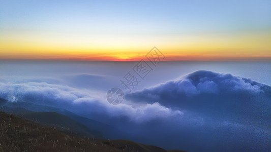 登山客旅游游玩山上的朝阳背景