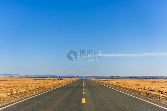 草原上看不到尽头的公路图片