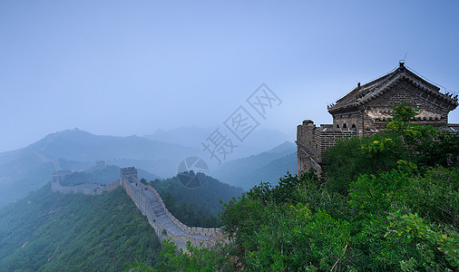 著名旅游景点清晨晨雾中巍峨壮观的长城背景