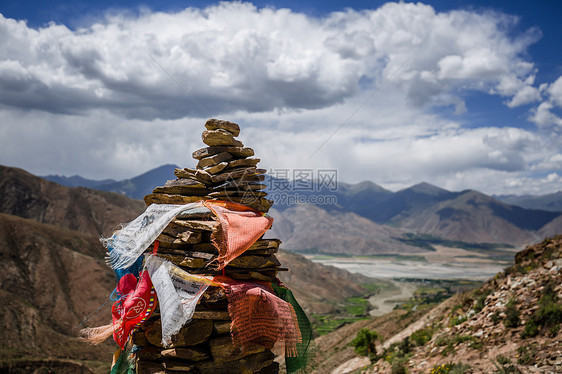 西藏高原上的尼玛堆图片