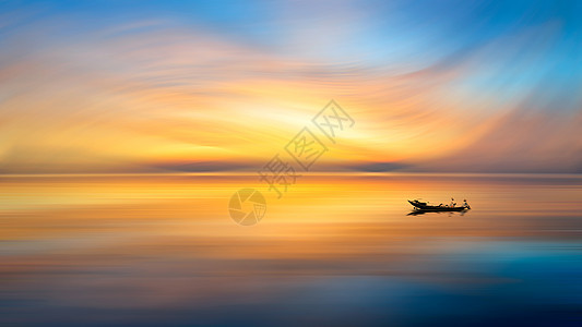 唯美夕阳下的大海和归航的渔船图片